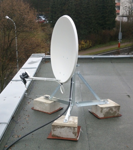 Satelitní anténa - střecha panelového domu